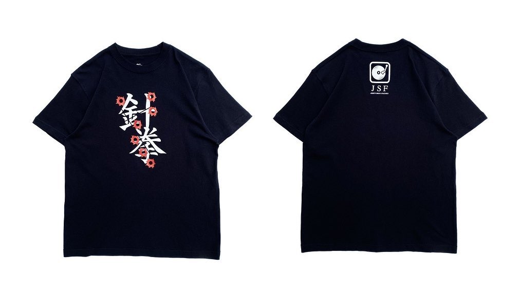 JESSEのLIVE DJも担当しているDJ HOKUTOとJSFのコラボアイテムのTシャツ。