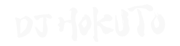 DJ HOKUTO公式サイトのオフィシャルロゴのホワイトバージョンです。
